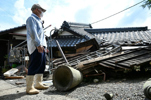 Un homme devant sa maison effondrée à Hikawa, dans le département de Kumamoto