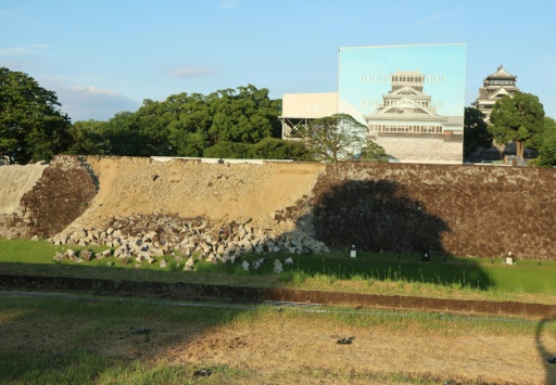 Les murailles effondrées du château de Kumamoto après le séisme