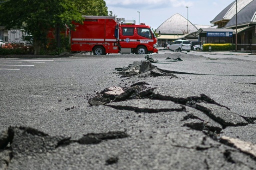 Une route fissurée par le séisme à Hikawa, au Japon