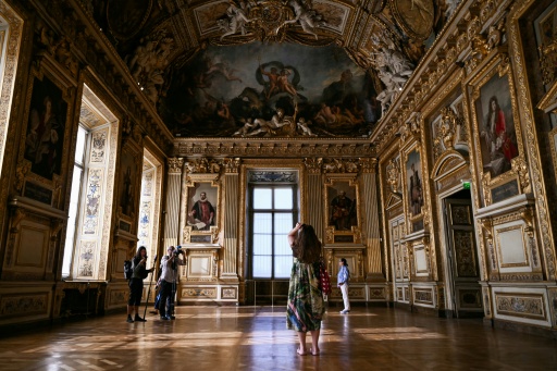 Des visiteurs photographient la fenêtre par laquelle les cambrioleurs se sont introduits