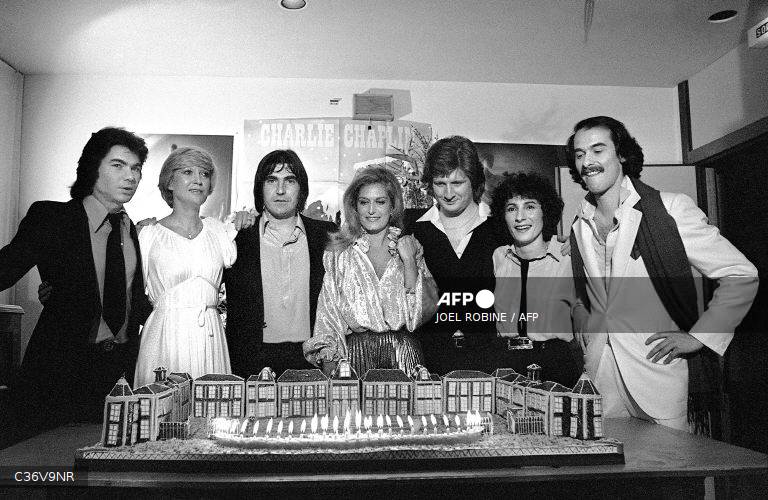 Sept chanteurs posent ensemble en 1979 lors d'un anniversaire
