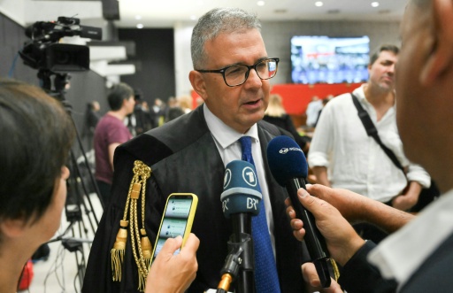 L'avocat Raffaele Caruso s'adresse aux médias au tribunal de Gênes