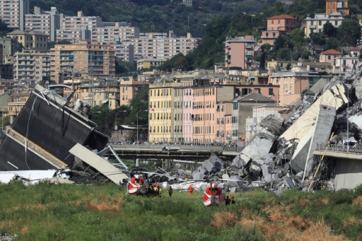 Des secouristes sur le site de l'effondrement du pont Morandi en 2018