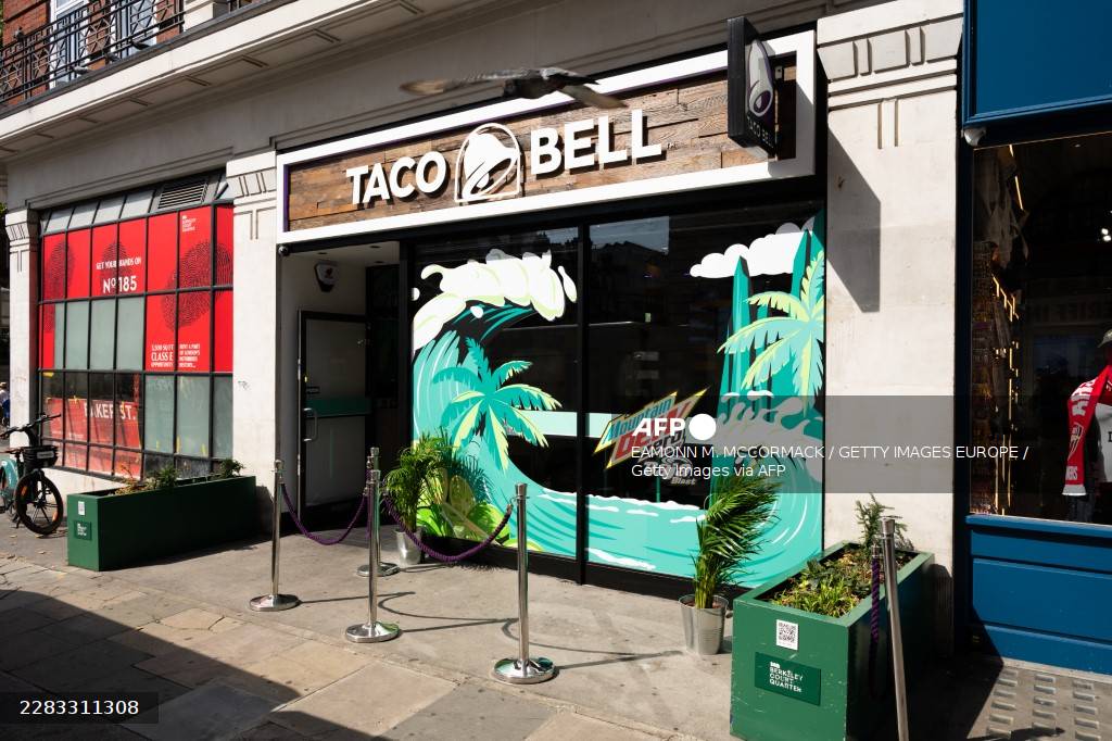 La devanture d'un restaurant Taco Bell au Royaume-Uni, avec sa vitrine decoree