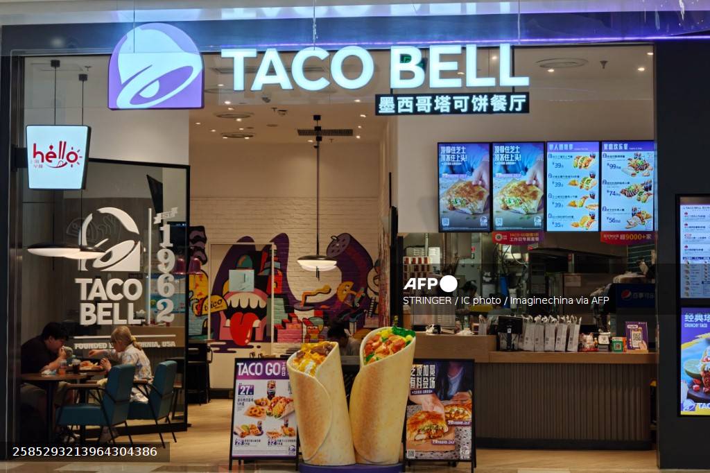 Des clients attables dans un restaurant Taco Bell de Shanghai, en Chine