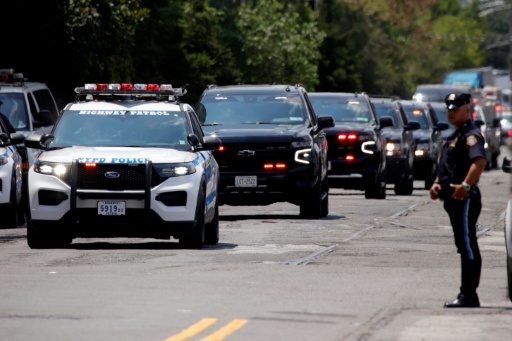 Un convoi de véhicules de police escorté par le NYPD dans une rue de New York