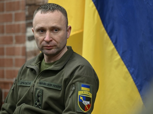 Le général Mykhaïlo Drapaty en uniforme devant un drapeau ukrainien