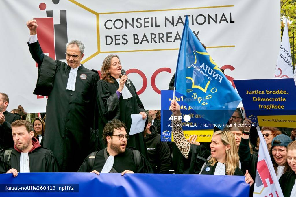 Tribune du Conseil national des barreaux lors du rassemblement des avocats contre la loi Darmanin, Paris, 13 avril 2026